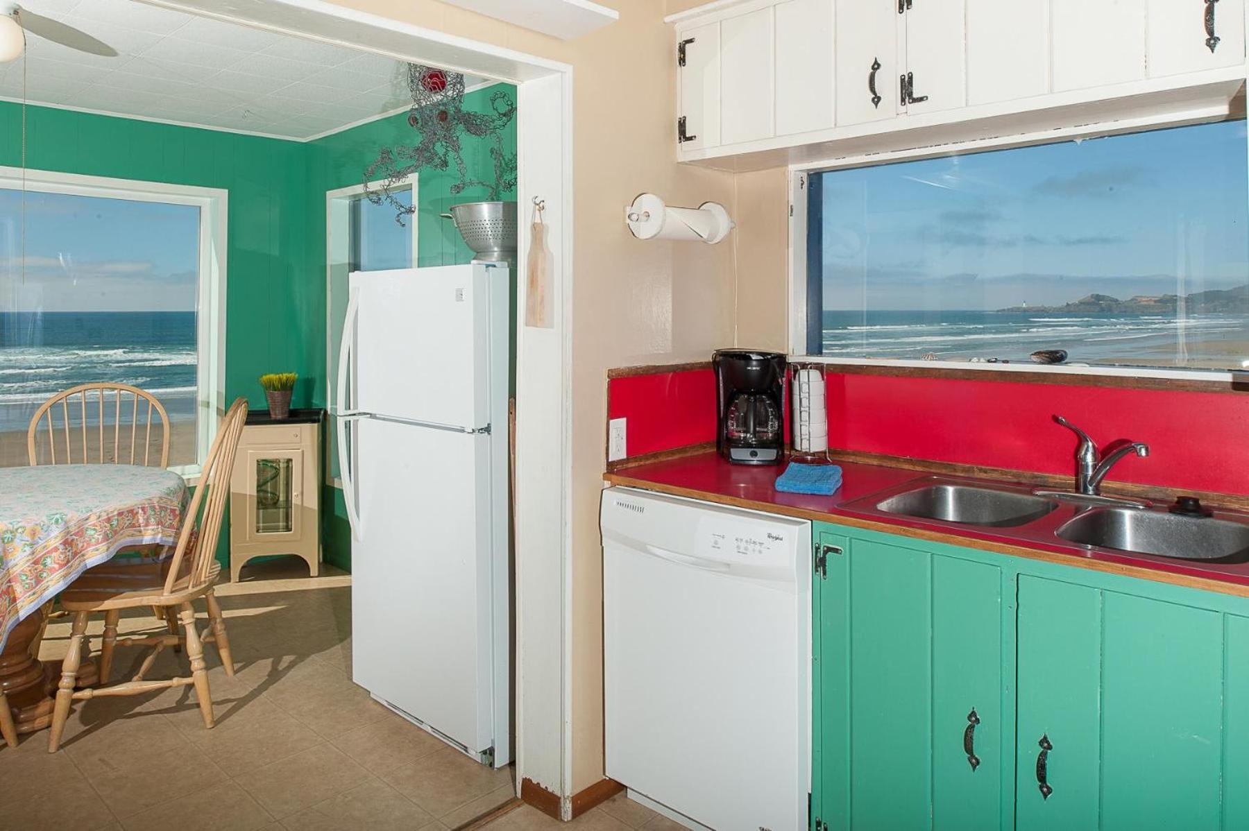 On The Beach Newport Exterior photo